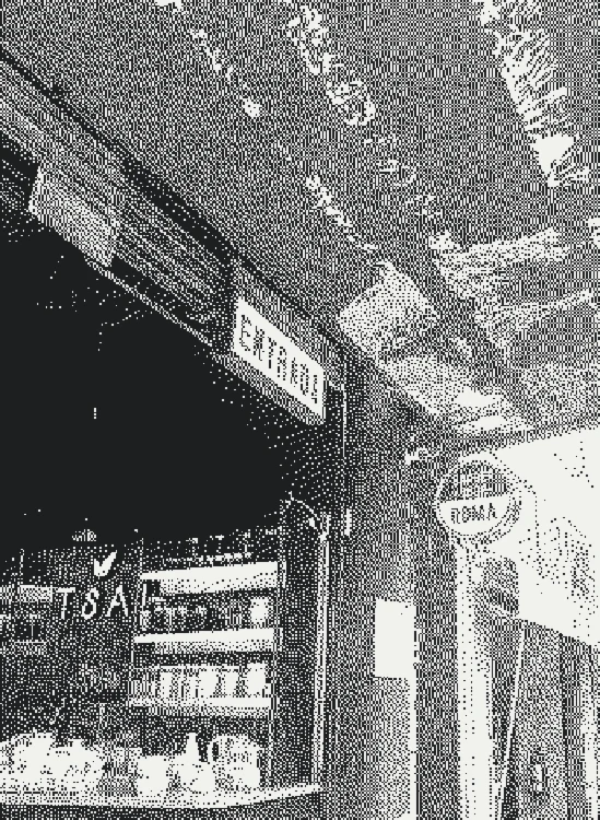 Fotocopia de la entrada de Mercado Roma: techo pintado, letrero de ENTRADA y, a la derecha, el letrero redondo de Barber Shop Roma.