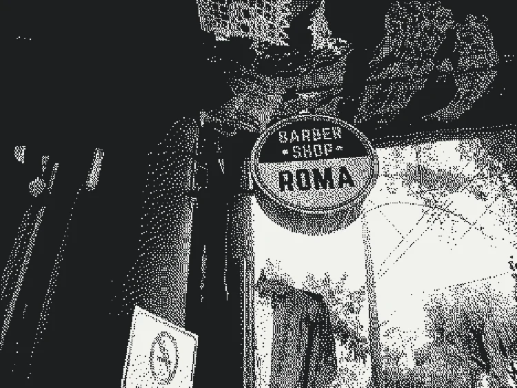 Fotocopia del letrero redondo de Barber Shop Roma colgado en la entrada del mercado.